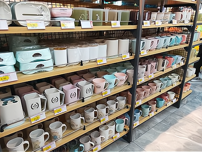 “生活日用品、學習用品、小電子產品,地鐵口小商品店應有盡有!”
